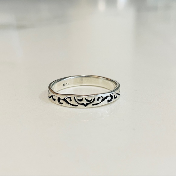 Silver ring - Picture 1 of 1